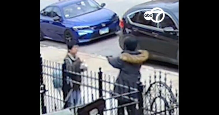 surveillance-footage:-chicago-family’s-trick-or-treating-plans-dashed-as-three-thugs-sprint-toward-them