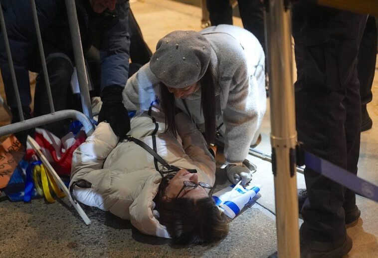 pro-palestinian-protesters-block-manhattan-synagogue,-hurl-threats,-anti-jewish-slurs