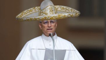 in-show-of-support-for-immigrants,-pope-leo-dons-new-papal-sombrero