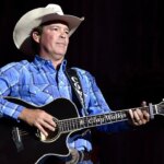 country-singer-clay-walker-admits-to-worsening-ms-symptoms-nearly-30-years-after-diagnosis