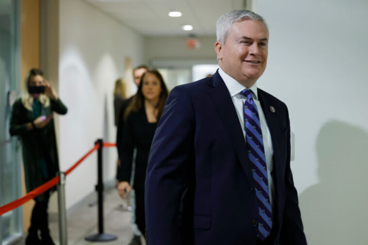 watch:-the-priceless-30-seconds-where-rep.-comer-forces-dems-to-listen-to-hakeem-jeffries-beg-epstein-for-cash