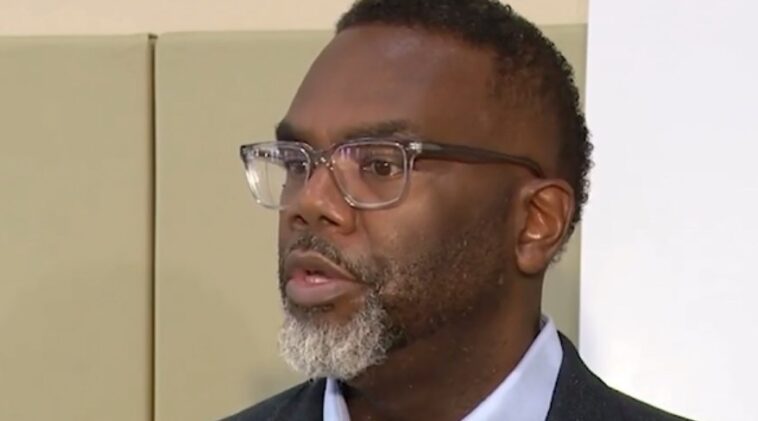 watch:-chicago-mayor-brandon-johnson-shrugs-off-man-with-49-prior-arrests-dousing-woman-with-gasoline-and-setting-her-on-fire-on-chicago-train-–-“this-is-an-isolated-incident”