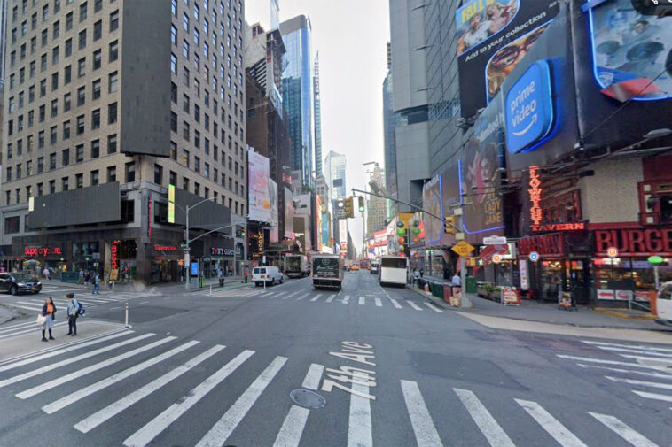 bystander,-38,-knifed-in-back-by-driver-who-confronted-him-for-recording-road-rage-clash:-cops,-sources