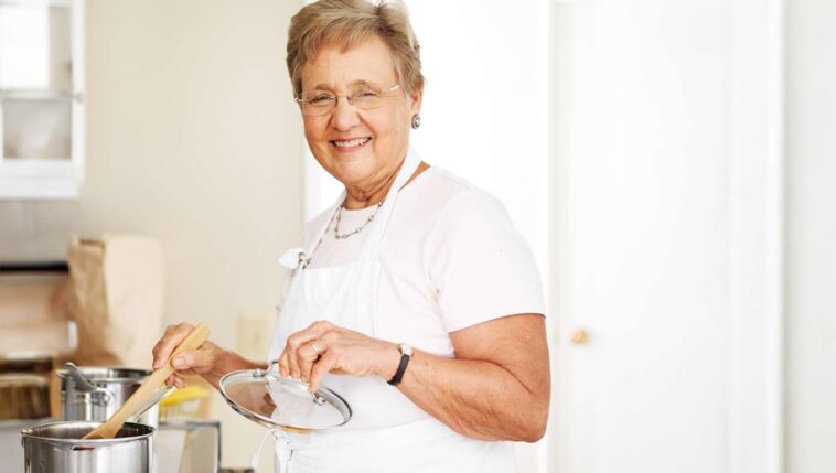 mom-continues-longstanding-tradition-of-making-cranberry-sauce-for-no-one