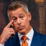 top-trump-official-starts-massive-online-debate-about-dressing-up-for-air-travel