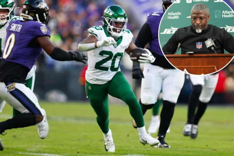 aaron-glenn-skirts-question-about-why-breece-hall-wasn’t-on-field-for-critical-jets-fourth-down