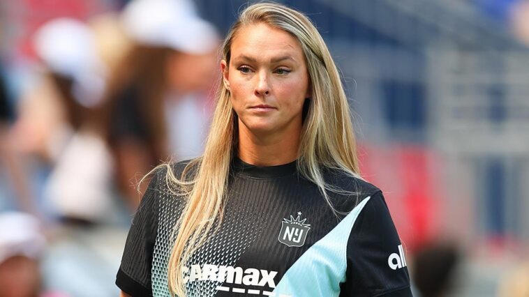 kylie-kelce-fires-back-at-critics’-claims-she-gave-her-daughters-‘boy-names’