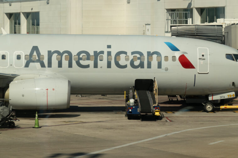 5-people-on-american-airlines-flight-hospitalized-after-‘reports-of-odor’-diverts-plane