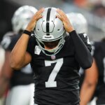 raiders-qb-geno-smith-apologizes-after-flipping-off-booing-fans-following-fifth-straight-loss
