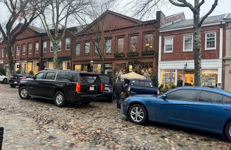 bidens-shut-down-main-street-of-nantucket-so-they-can-shop-at-ritzy-stores