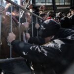 anti-ice-protesters-trap-agents-in-nyc-parking-garage,-foil-raid