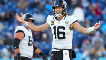 trevor-lawrence-takes-big-hit-near-sideline,-leading-to-scuffle-just-before-halftime