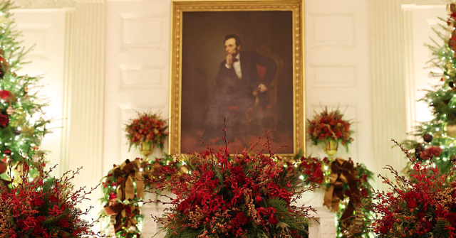 elegance-returns:-melania-shares-classy-‘home-is-where-the-heart-is’-white-house-christmas-decor