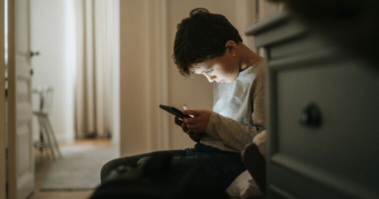 new-study-shows-alarming-health-issues-linked-to-owning-a-smartphone-before-age-12