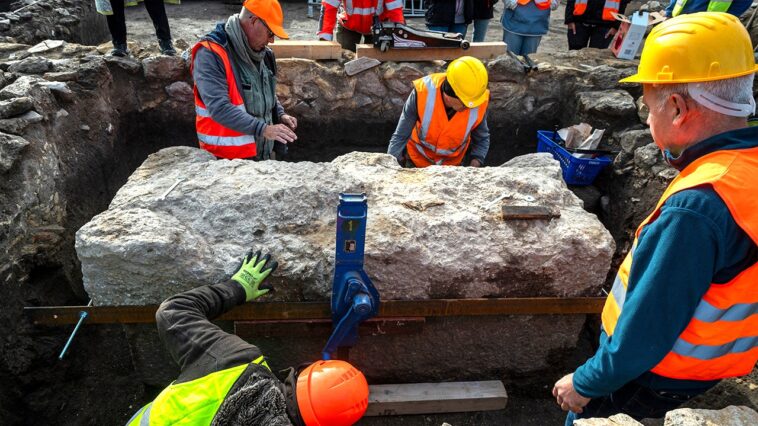 ‘hermetically-sealed’-roman-sarcophagus-frozen-in-time-for-1,700-years-finally-opened-by-archaeologists