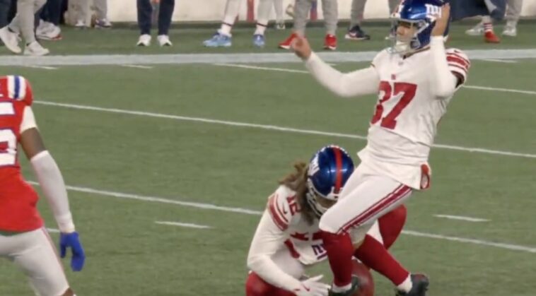 watch:-giants-kicker’s-bizarre-field-goal-blunder-leads-to-confusion