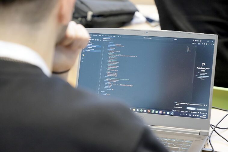 ‘we’re-all-in-the-process-of-being-replaced’:-american-tech-workers-reveal-painful-truth-about-h-1b-visas