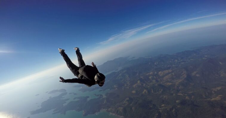 wild-christmas-miracle:-watch-a-bona-fide-miracle-in-real-time-as-skydiver-gets-caught-on-plane,-plummets,-then-manages-to-cheat-death