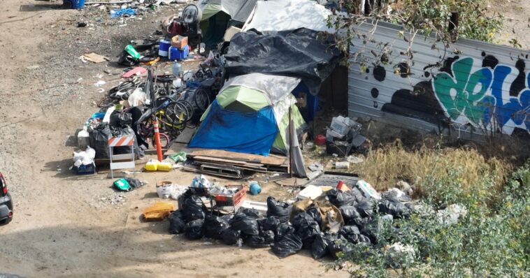 la-garbage-crisis-is-so-bad-one-man-quit-his-job-to-pick-up-the-city’s-slack