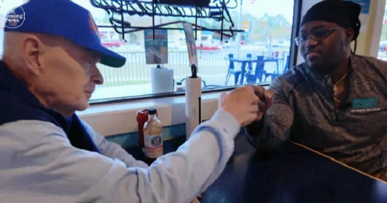 an-elderly-customer-never-missed-a-lunch-or-dinner-for-10-years-–-when-he-didn’t-show-up,-the-chef-hopped-in-his-car-and-ended-up-saving-his-life