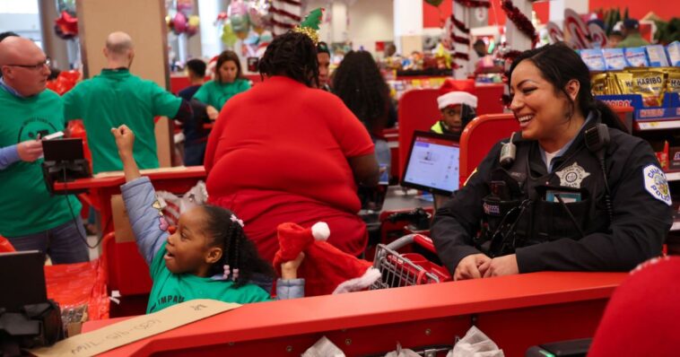 ‘shop-with-a-cop’-sends-less-fortunate-kids-on-mini-christmas-shopping-sprees-with-new-police-pals