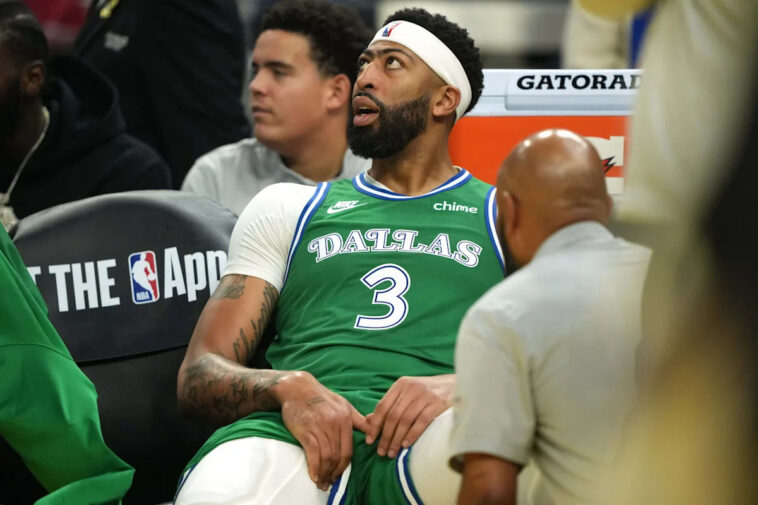 anthony-davis-leaves-mavericks-warriors-christmas-game-with-right-groin-spasms