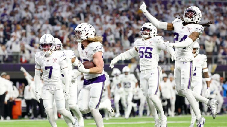 snap-reactions-to-every-week-17-game:-cowboys-win-first-christmas-game,-vikings-handle-lions