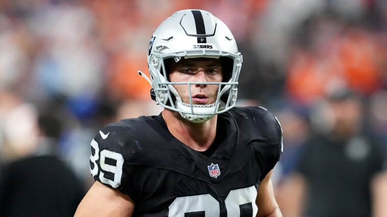 raiders-place-star-tight-end-on-injured-reserve-before-huge-game-with-giants