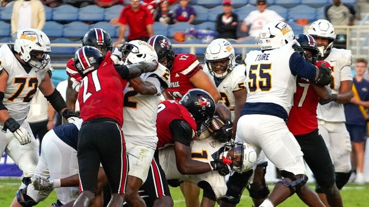 wild-brouhaha-breaks-out-during-bowl-game’s-final-moments-after-late-hit