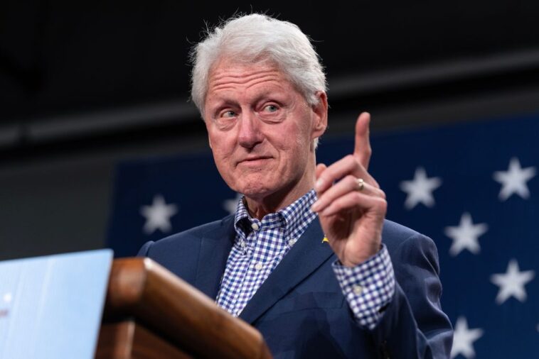 bill-clinton-urged-the-department-of-justice-to-immediately-disclose-epstein’s-complete-files-where-he-appears-after-the-trump-government-released-several-photographs-featuring-the-democrat