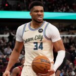 giannis-antetokounmpo’s-late-game-dunk-nearly-causes-brawl-between-bucks,-bulls-players
