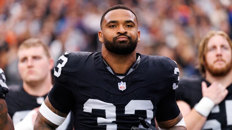 raiders’-jamal-adams,-giants’-jameis-winston-get-in-screaming-match-during-heated-moment-on-sideline