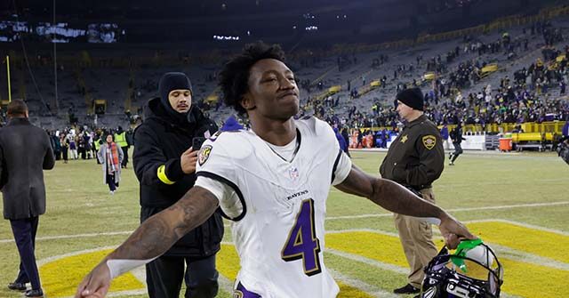 watch:-cheesehead-shoves-celebrating-baltimore-receiver-zay-flowers-from-lambeau-stands