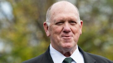 tom-homan-nukes-heckler-who-calls-him-traitor:-‘grow-a-backbone,-put-a-kevlar-vest-and-a-gun-on’