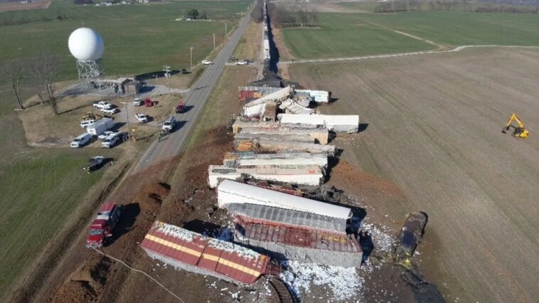 kentucky-freight-train-carrying-molten-sulfur-derails,-leaks-hazardous-chemical-in-todd-county