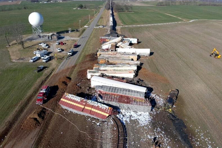 massive-csx-train-derailment-in-kentucky-leaks-dangerous-chemicals