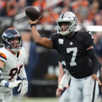 raiders-qb-geno-smith-leaves-game-vs.-broncos-early-with-apparent-hand,-shoulder-injuries