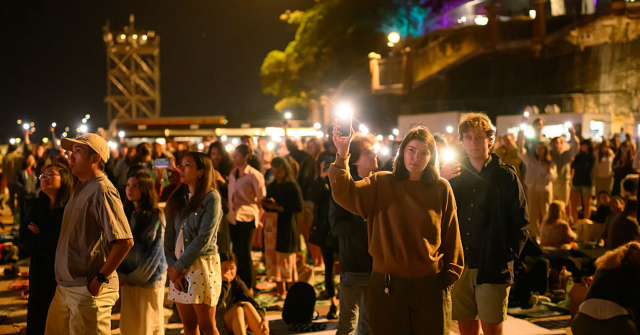 australia-welcomes-new-year-with-extra-security,-remembrances-of-bondi-beach-victims