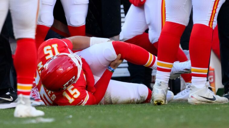 chiefs’-mahomes-has-surgery-for-torn-acl,-lcl