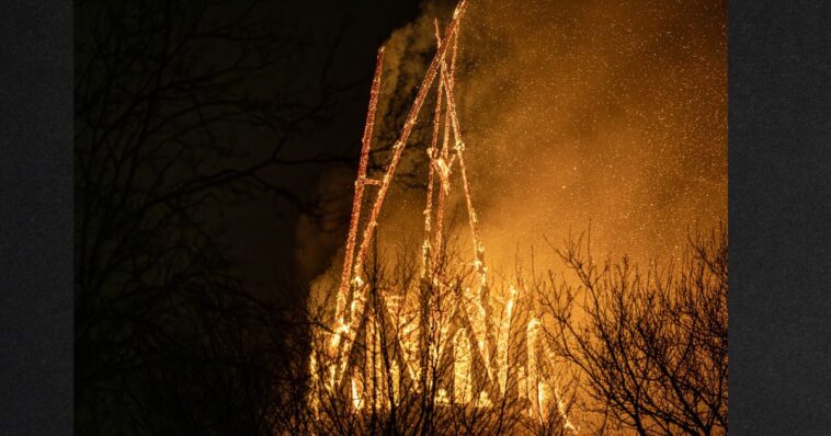 historic-amsterdam-church-burns-as-‘unprecedented’-new-year’s-eve-violence-grips-the-city