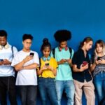 parents-worldwide-debate-teenager-social-media-ban-following-in-australia’s-footsteps