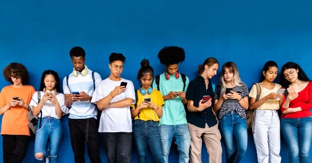 parents-worldwide-debate-teenager-social-media-ban-following-in-australia’s-footsteps