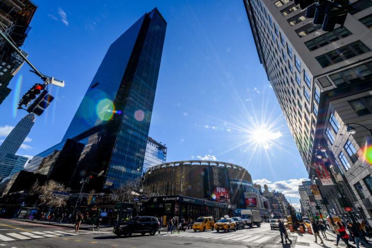 28-year-old-man-stabbed-during-tussle-near-nyc’s-penn-station