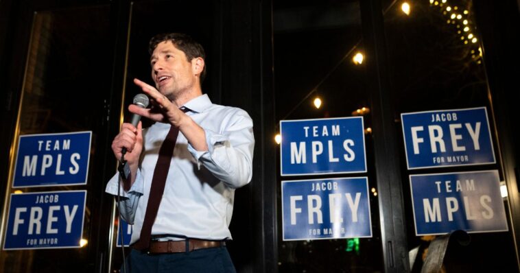 resurfaced-footage-shows-leftist-minneapolis-mayor-speaking-somali,-dancing-and-waving-somali-flag