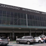 thousands-of-travelers-stranded-in-italian-airport-after-technical-issues,-visibility-halts-flights