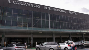 thousands-of-travelers-stranded-in-italian-airport-after-technical-issues,-visibility-halts-flights