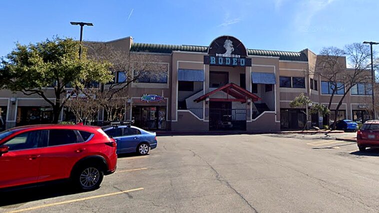 off-duty-deputy-shot-and-killed-while-working-security-job-in-texas,-suspect-apprehended