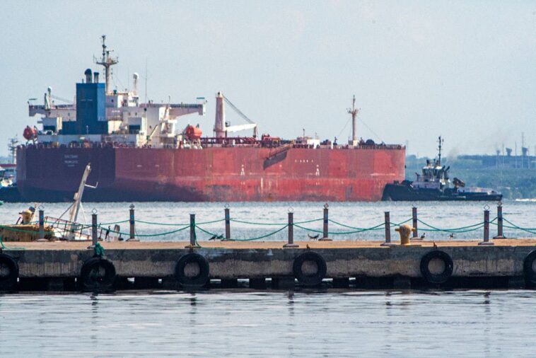 sanctioned-oil-tankers-flee-venezuela-in-dark-mode-after-maduro’s-capture