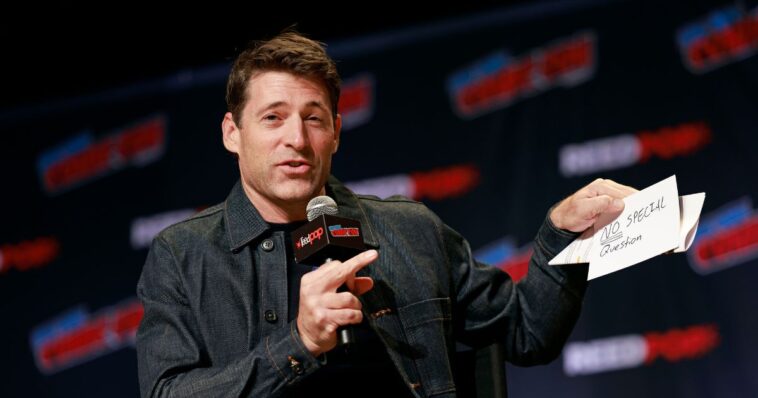 watch:-new-‘cbs-evening-news’-anchor-struggles-through-awkward-gaffes-in-debut-broadcast