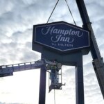 crane-removes-hampton-inn-by-hilton-sign-from-minnesota-hotel-that-allegedly-denied-service-to-dhs,-ice-agents